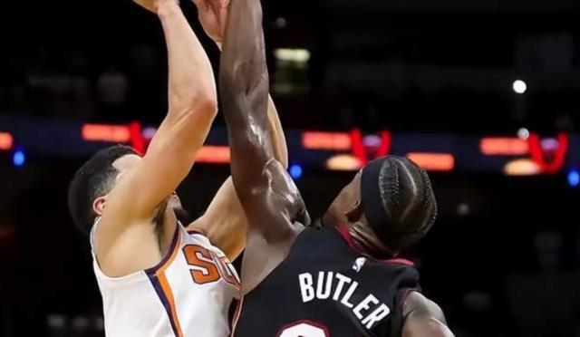 总决赛电竞-巴特勒完美防守双杀布克 热火主场三连胜重回正轨